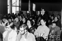 Jesień 1981, Warszawa, Polska.
Wykład Mirosława Chojeckiego na temat wydawnictw niezależnych, Dom Kultury na Żoliborzu.
Fot. Tomasz Abramowicz, zbiory Ośrodka Karta
