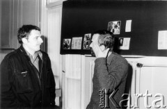 10-17.05.1981, Warszawa, Polska.
Wystawa wydawnictw niezależnych na Politechnice Warszawskiej, z lewej Paweł Bąkowski.
Fot. Tomasz Abramowicz, zbiory Ośrodka Karta