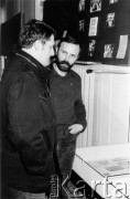 10-17.05.1981, Warszawa, Polska.
Wystawa wydawnictw niezależnych na Politechnice Warszawskiej, z lewej Paweł Bąkowski.
Fot. Tomasz Abramowicz, zbiory Ośrodka Karta