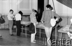 10-17.05.1981, Warszawa, Polska.
Wystawa wydawnictw niezależnych na Politechnice Warszawskiej.
Fot. Tomasz Abramowicz, zbiory Ośrodka Karta