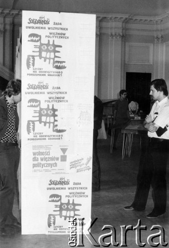 10-17.05.1981, Warszawa, Polska.
Wystawa wydawnictw niezależnych na Politechnice Warszawskiej.
Fot. Tomasz Abramowicz, zbiory Ośrodka Karta
