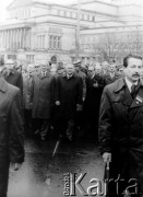 1.05.1981, Warszawa, Polska.
Pochód pierwszomajowy. Wśród uczestników I sekretarz KC PZPR Stanisław Kania, za nim w mundurze minister obrony narodowej Wojciech Jaruzelski.
Fot. Tomasz Abramowicz, zbiory Ośrodka Karta