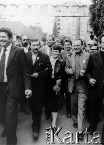 17.06.1981, Gdańsk, Polska.
Czesław Miłosz, Lech i Danuta Wałęsowie podczas spotkania w Stoczni Gdańskiej w towarzystwie Danuty i Lecha Wałęsów.
Fot. Tomasz Abramowicz, zbiory Ośrodka KARTA