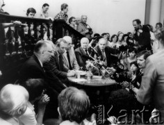 Czerwiec 1981, Warszawa, Polska.
Czesław Miłosz na spotkaniu w PEN Clubie. Towarzyszy mu m.in. Władysław Bartoszewski (siedzi 1. z lewej).
Fot. Tomasz Abramowicz, zbiory Ośrodka KARTA
