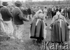 Czerwiec 1981, Polska.
Czesław Miłosz na spotkaniu z czytelnikami, wystepy zespołu ludowego.
Fot. Tomasz Abramowicz, zbiory Ośrodka KARTA