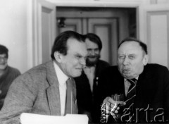 8-12.12.1980, Sztokholm, Szwecja.
Nobel dla Czesława Miłosza, obok poety Stefan Kisielewski, w tle Mirosław Chojecki.
Fot. Tomasz Abramowicz, zbiory Ośrodka KARTA