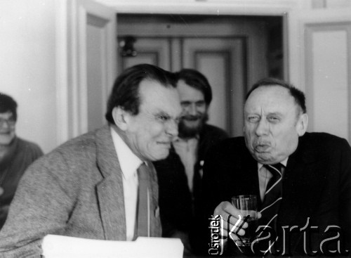 8-12.12.1980, Sztokholm, Szwecja.
Nobel dla Czesława Miłosza, obok poety Stefan Kisielewski, w tle Mirosław Chojecki.
Fot. Tomasz Abramowicz, zbiory Ośrodka KARTA