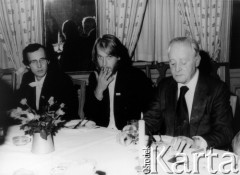 8-12.12.1980, Sztokholm, Szwecja.
Nobel dla Czesława Miłosza, siedzą od lewej: Grzegorz Boguta, Mirosław Chojecki, Jerzy Giedroyc.
Fot. Tomasz Abramowicz, zbiory Ośrodka KARTA