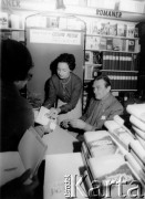 8-12.12.1980, Sztokholm, Szwecja.
Czesław Miłosz podpisuje swoje książki po odebraniu literackiej Nagrody Nobla.
Fot. Tomasz Abramowicz, zbiory Ośrodka Karta