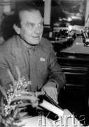 8-12.12.1980, Sztokholm, Szwecja.
Czesław Miłosz podpisuje swoje książki po odebraniu literackiej Nagrody Nobla.
Fot. Tomasz Abramowicz, zbiory Ośrodka Karta
