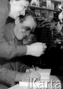 8-12.12.1980, Sztokholm, Szwecja.
Czesław Miłosz podpisuje swoje książki po odebraniu literackiej Nagrody Nobla.
Fot. Tomasz Abramowicz, zbiory Ośrodka Karta