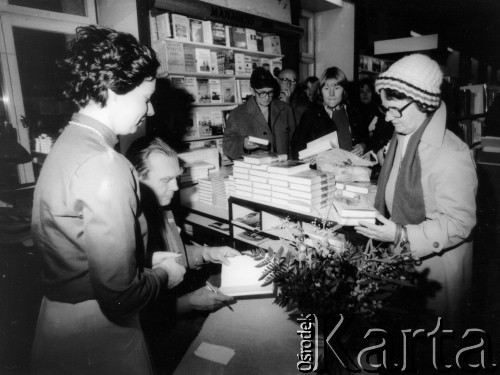 8-12.12.1980, Sztokholm, Szwecja.
Czesław Miłosz podpisuje swoje książki po odebraniu literackiej Nagrody Nobla.
Fot. Tomasz Abramowicz, zbiory Ośrodka Karta