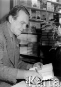 8-12.12.1980, Sztokholm, Szwecja.
Czesław Miłosz podpisuje swoje książki po odebraniu literackiej Nagrody Nobla.
Fot. Tomasz Abramowicz, zbiory Ośrodka Karta