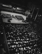 10.12.1980, Sztokholm, Szwecja.
Ceremonia wręczenia Nagrody Nobla. Na scenie, drugi od prawej - laureat Literackiej Nagrody Nobla Czesław Miłosz. 
Fot. Tomasz Abramowicz, zbiory Ośrodka KARTA, przekazali Elżbieta i Jakub Święciccy