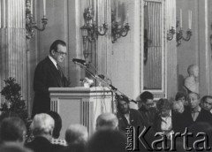 9.12.1980, Sztokholm, Szwecja.
Czesław Miłosz podczas wykładu z okazji wręczenia mu Nagrody Nobla w dziedzinie literatury. 
Fot. Tomasz Abramowicz, zbiory Ośrodka KARTA, przekazali Elżbieta i Jakub Święciccy