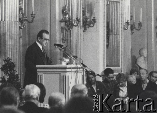 9.12.1980, Sztokholm, Szwecja.
Czesław Miłosz podczas wykładu z okazji wręczenia mu Nagrody Nobla w dziedzinie literatury. 
Fot. Tomasz Abramowicz, zbiory Ośrodka KARTA, przekazali Elżbieta i Jakub Święciccy