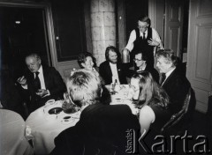 10.12.1980, Sztokholm, Szwecja.
Kolacja w restauracji „Gyllene Freden” zorganizowana przez Adama Bromberga (wydawca Miłosza) z okazji wręczenia Czesławowi Miłoszowi Nagrody Nobla w dziedzinie literatury. Na zdjęciu siedzą (od lewej dookoła stołu): Jerzy Giedroyc, Zofia Hertz, Mirosław Chojecki, Grzegorz Boguta, Tadeusz Nowakowski, Elżbieta Święcicka i Stanisław Barańczak.
Fot. Tomasz Abramowicz, zbiory Ośrodka KARTA, przekazali Elżbieta i Jakub Święciccy