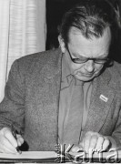 Grudzień 1980, Sztokholm, Szwecja.
Laureat Nagrody Nobla Czesław Miłosz. W klapie marynarki wpięty znaczek 