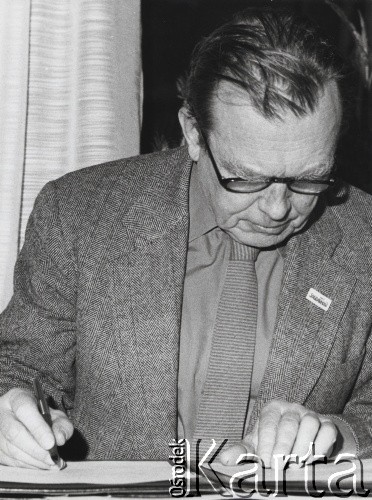 Grudzień 1980, Sztokholm, Szwecja.
Laureat Nagrody Nobla Czesław Miłosz. W klapie marynarki wpięty znaczek 