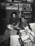 Grudzień 1980, Sztokholm, Szwecja.
Czesław Miłosz oraz Dorotea Bromberg, córka Adama, kierująca wydawnictwem po śmierci ojca.
Fot. Tomasz Abramowicz, zbiory Ośrodka KARTA, przekazali Elżbieta i Jakub Święciccy