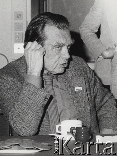 Grudzień 1980, Sztokholm, Szwecja.
Laureat Nagrody Nobla Czesław Miłosz. W klapie marynarki wpięty znaczek 