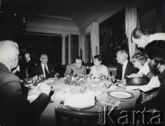 Grudzień 1980, Sztokholm, Szwecja.
Jeden z obiadów wydanych w czasie pobytu Czesława Miłosza w Sztokholmie z okazji wręczenie mu Literackiej Nagrody Nobla. Wokół stołu siedzą – od lewej – Nobert Żaba (przedstawiciel „Kultury” w Sztokholmie), Andrzej Stypulkowski (syn Zbigniewa, wydawca londyńskiego 