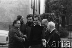 Październik 1979, Warszawa, Polska.
Głodówka członków Komitetu Obrony Robotników w kościele św. Krzyża, stoją od lewej: Jerzy Markuszewski, Antoni Macierewicz, Kazimierz Wóycicki, Andrzej Czuma, Kazimierz Janusz, Marian Gołębiewski.
Fot. Janusz Krzyżewski, zbiory Ośrodka KARTA
