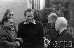 Październik 1979, Warszawa, Polska.
Głodówka członków Komitetu Obrony Robotników w kościele św. Krzyża, stoją od lewej: Jerzy Markuszewski, Antoni Macierewicz (z tyłu), Andrzej Czuma, Kazimierz Janusz, Marian Gołębiewski.
Fot. Janusz Krzyżewski, zbiory Ośrodka KARTA