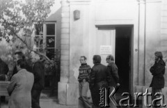 Październik 1979, Warszawa, Polska.
Głodówka członków Komitetu Obrony Robotników w kościele św. Krzyża, przy drzwiach stoi m.in. Jan Lityński.
Fot. Janusz Krzyżewski, zbiory Ośrodka KARTA