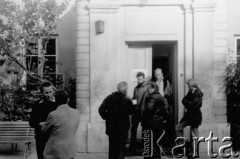 Październik 1979, Warszawa, Polska.
Głodówka członków Komitetu Obrony Robotników w kościele św. Krzyża, z lewej stoi Andrzej Czuma, przy drzwiach m.in. Kazimierz Wóycicki i Jacek Kuroń.
Fot. Janusz Krzyżewski, zbiory Ośrodka KARTA