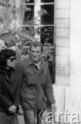 Październik 1979, Warszawa, Polska.
Głodówka członków Komitetu Obrony Robotników w kościele św. Krzyża, Anka Kowalska i Jacek Bierezin, z tyłu stoi Konrad Bieliński.
Fot. Janusz Krzyżewski, zbiory Ośrodka KARTA