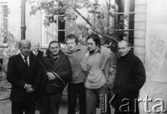 Październik 1979, Warszawa, Polska.
Głodówka członków Komitetu Obrony Robotników w kościele św. Krzyża, stoją od lewej: Kazimierz Janusz, Marian Gołębiewski (w głębi), Jerzy Markuszewski, Adam Michnik, Mariusz Wilk, ksiądz Stanisław Małkowski.
Fot. Janusz Krzyżewski, zbiory Ośrodka KARTA