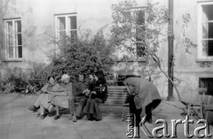 Październik 1979, Warszawa, Polska.
Głodówka członków Komitetu Obrony Robotników w kościele św. Krzyża, siedzą od lewej: Joanna Gwiazda, Halina Mikołajska, Jacek Bierezin, Anka Kowalska.
Fot. Janusz Krzyżewski, zbiory Ośrodka KARTA