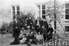 Październik 1979, Warszawa, Polska.
Głodówka członków Komitetu Obrony Robotników w kościele św. Krzyża, stoją od lewej: Kazimierz Janusz, Kazimierz Wóycicki, Antoni Macierewicz, prof. Jan Kielanowski, Jacek Kuroń, Jan Józef Lipski, ksiądz Stanisław Małkowski, siedzą na ławce: Joanna Gwiazda, Halina Mikołajska, Jan Lityński, Anka Kowalska, Jacek Bierezin, Andrzej Czuma, siedzą na dole: Konrad Bieliński, Jerzy Markuszewski, Mariusz Wilk.
Fot. Janusz Krzyżewski, zbiory Ośrodka KARTA