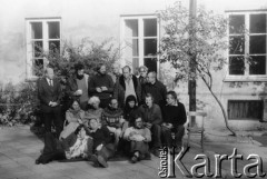 Październik 1979, Warszawa, Polska.
Głodówka członków Komitetu Obrony Robotników w kościele św. Krzyża, stoją od lewej: Kazimierz Janusz, Kazimierz Wóycicki, Antoni Macierewicz, prof. Jan Kielanowski, Jacek Kuroń, Jan Józef Lipski, ksiądz Stanisław Małkowski, siedzą na ławce: Joanna Gwiazda, Halina Mikołajska, Jan Lityński, Anka Kowalska, Jacek Bierezin, Andrzej Czuma, na dole siedzą: Konrad Bieliński, Jerzy Markuszewski, Mariusz Wilk.
Fot. Janusz Krzyżewski, zbiory Ośrodka KARTA