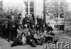 Październik 1979, Warszawa, Polska.
Głodówka członków Komitetu Obrony Robotników w kościele św. Krzyża, stoją od lewej: Kazimierz Janusz, Kazimierz Wóycicki, Antoni Macierewicz, prof. Jan Kielanowski, Jacek Kuroń, Jan Józef Lipski, ksiądz Stanisław Małkowski, siedzą na ławce: Joanna Gwiazda, Halina Mikołajska, Jan Lityński, Anka Kowalska, Jacek Bierezin, Andrzej Czuma, siedzą na dole: Konrad Bieliński, Jerzy Markuszewski, Mariusz Wilk, Adam Michnik.
Fot. Janusz Krzyżewski, zbiory Ośrodka KARTA