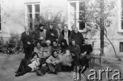 Październik 1979, Warszawa, Polska.
Głodówka członków Komitetu Obrony Robotników w kościele św. Krzyża, stoją od lewej: Kazimierz Janusz, Kazimierz Wóycicki, Antoni Macierewicz, prof. Jan Kielanowski, Jacek Kuroń, Jan Józef Lipski, ksiądz Stanisław Małkowski, siedzą na ławce: Joanna Gwiazda, Halina Mikołajska, Jan Lityński, Anka Kowalska, Jacek Bierezin, Andrzej Czuma, siedzą na dole: Konrad Bieliński, Jerzy Markuszewski, Mariusz Wilk, Adam Michnik.
Fot. Janusz Krzyżewski, zbiory Ośrodka KARTA