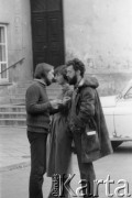 Październik 1979, Warszawa, Polska.
Głodówka członków Komitetu Obrony Robotników w kościele św. Krzyża, stoją od lewej: Antoni Macierewicz, Irena Wóycicka i Kazimierz Wóycicki.
Fot. Janusz Krzyżewski, zbiory Ośrodka KARTA