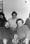 Październik 1979, Warszawa, Polska.
Głodówka członków Komitetu Obrony Robotników w kościele św. Krzyża, z przodu siedzą: Antoni Macierewicz i Adam Michnik, z tyłu Anka Kowalska i Jacek Bierezin.
Fot. Janusz Krzyżewski, zbiory Ośrodka KARTA