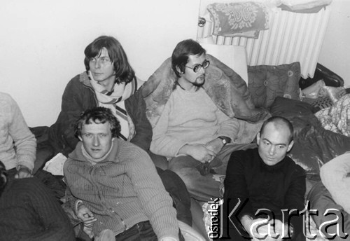 Październik 1979, Warszawa, Polska.
Głodówka członków Komitetu Obrony Robotników w kościele św. Krzyża, z przodu siedzą: Adam Michnik (z lewej) i ksiądz Stanisław Małkowski, z tyłu Konrad Bieliński i Mariusz Wilk.
Fot. Janusz Krzyżewski, zbiory Ośrodka KARTA