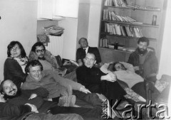 Październik 1979, Warszawa, Polska.
Głodówka członków Komitetu Obrony Robotników w kościele św. Krzyża, z przodu od lewej: Antoni Macierewicz, Adam Michnik, ksiądz Stanisław Małkowski, Jacek Kuroń, Kazimierz Wóycicki, z tyłu siedzą: Konrad Bieliński, Mariusz Wilk, Kazimierz Janusz.
Fot. Janusz Krzyżewski, zbiory Ośrodka KARTA