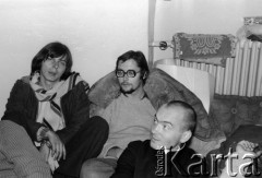 Październik 1979, Warszawa, Polska.
Głodówka członków Komitetu Obrony Robotników w kościele św. Krzyża, siedzą od lewej: Konrad Bieliński, Mariusz Wilk, ksiądz Stanisław Małkowski.
Fot. Janusz Krzyżewski, zbiory Ośrodka KARTA
