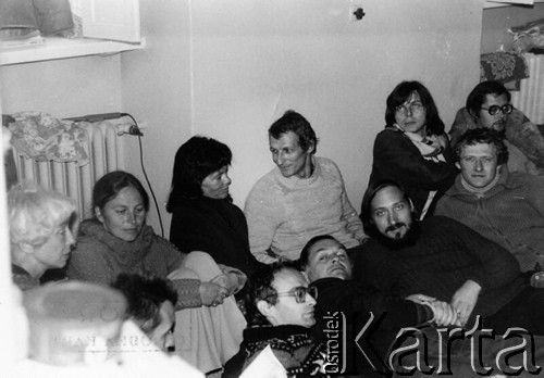 Październik 1979, Warszawa, Polska.
Głodówka członków Komitetu Obrony Robotników w kościele św. Krzyża, przy ścianie od lewej siedzą: Halina Mikołajska, Joanna Gwiazda, Anka Kowalska, Jacek Bierezin, Konrad Bieliński, Mariusz Wilk, z przodu od lewej: Jan Lityński, Jerzy Markuszewski, Antoni Macierewicz, Adam Michnik.
Fot. Janusz Krzyżewski, zbiory Ośrodka KARTA