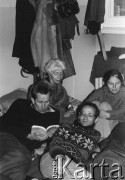 Październik 1979, Warszawa, Polska.
Głodówka członków Komitetu Obrony Robotników w kościele św. Krzyża, z przodu od lewej: Andrzej Czuma i Jan Lityński, z tyłu: Halina Mikołajska i Joanna Gwiazda.
Fot. Janusz Krzyżewski, zbiory Ośrodka KARTA