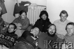 Październik 1979, Warszawa, Polska.
Głodówka członków Komitetu Obrony Robotników w kościele św. Krzyża, z przodu od lewej leżą: Jan Lityński, Jerzy Markuszewski, Antoni Macierewicz, Adam Michnik, z tyłu: Joanna Gwiazda, Anka Kowalska, Jacek Bierezin.
Fot. Janusz Krzyżewski, zbiory Ośrodka KARTA