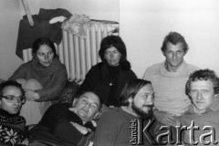 Październik 1979, Warszawa, Polska.
Głodówka członków Komitetu Obrony Robotników w kościele św. Krzyża, z przodu od lewej: Jan Lityński, Jerzy Markuszewski, Antoni Macierewicz, Adam Michnik, z tyłu: Joanna Gwiazda, Anka Kowalska, Jacek Bierezin.
Fot. Janusz Krzyżewski, zbiory Ośrodka KARTA