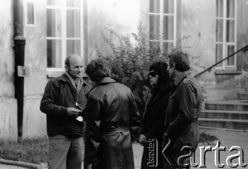 Październik 1979, Warszawa, Polska.
Głodówka członków Komitetu Obrony Robotników w kościele św. Krzyża, z prawej stoją: Anka Kowalska i Jacek Bierezin.
Fot. Janusz Krzyżewski, zbiory Ośrodka KARTA