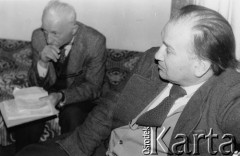 Listopad 1979, Warszawa, Polska.
Spotkanie Rady Sygnatariuszy Ruchu Obrony Praw Człowieka i Obywatela w mieszkaniu Kazimierza Janusza; siedzą od lewej: Marian Gołębiewski, Wojciech Ziembiński.
Fot. Janusz Krzyżewski, zbiory Ośrodka KARTA