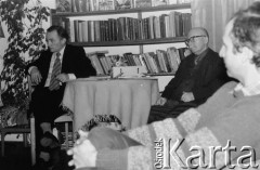 Listopad 1979, Warszawa, Polska.
Spotkanie Rady Sygnatariuszy Ruchu Obrony Praw Człowieka i Obywatela w mieszkaniu Kazimierza Janusza; siedzą od lewej: Bogumił Studziński, Marian Gołębiewski, Marek Niesiołowski.
Fot. Janusz Krzyżewski, zbiory Ośrodka KARTA