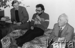 Listopad 1979, Warszawa, Polska.
Spotkanie Rady Sygnatariuszy Ruchu Obrony Praw Człowieka i Obywatela w mieszkaniu Kazimierza Janusza; siedzą od lewej: Grzegorz Prątnicki, Marian Piłka i Marian Gołębiewski.
Fot. Janusz Krzyżewski, zbiory Ośrodka KARTA